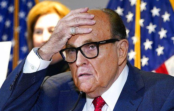 Maskenin altından çıkan isim ise Rudy Giuliani oldu. New York'un eski belediye başkanı olan Giuliani'yi gören iki jüri üyesi sinirlenerek stüdyoyu terk etti.