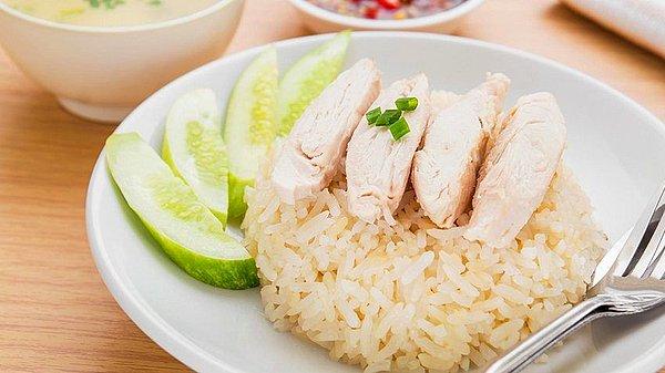 8. Tam kıvamında tavuklu pirinç pilavı bu özel gün için güzel bir alternatif olabilir.
