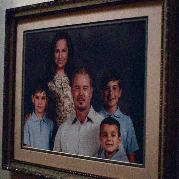 Bir aile fotoğrafı olan bu karede, farklı yaşlardan üç çocuk göze çarpıyor.
