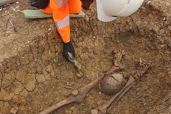 Birleşik Krallık'ın Aylesbury kentinin yakınlarındaki Fleet Marston'da yapılan kazıda arkeologlar büyük bir Roma mezarını ortaya çıkardı.