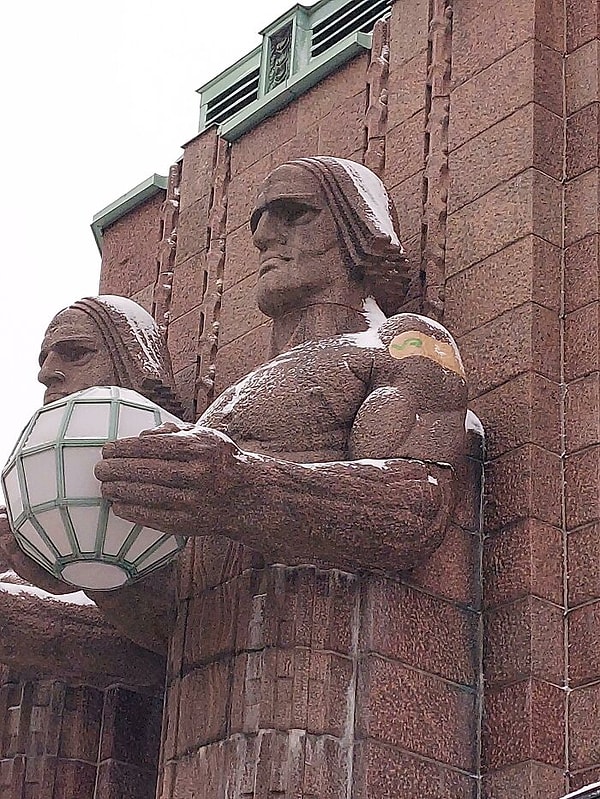 5. Эти статуи перед финским вокзалом вакцинированы