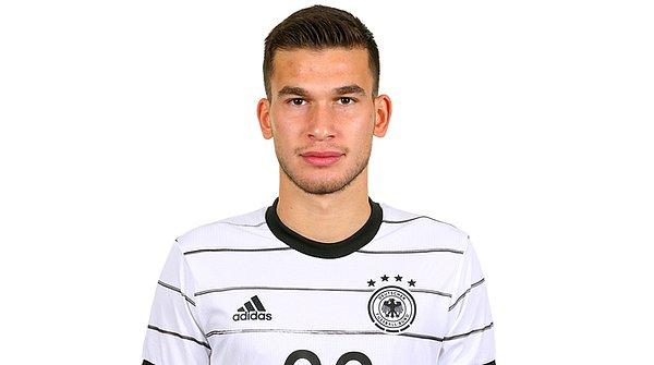 Schalke 04'te forma giyen Türk asıllı Alman futbolcu Mehmet Aydın da 248 endeks puanıyla 20 yaş ve altında geleceğin en parlak 7. orta saha oyuncusu olarak dikkat çekiyor.