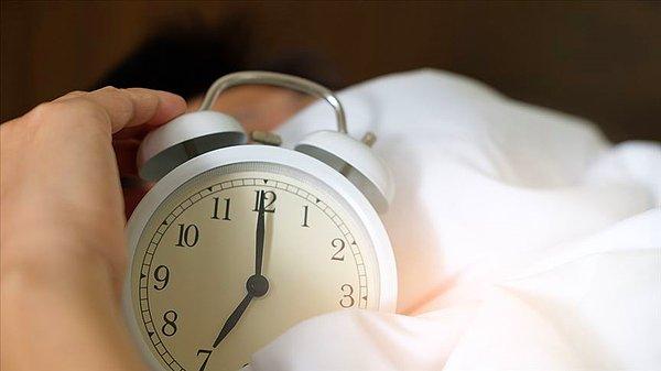 Bu zaman aralığında uyuyanların bunama ile ilişkisini inceleyen California Üniversitesi'nden bilim insanları, her gece sadece dört saatlik uykuyla gelişen beyin fonksiyonlarının bunamadan korunmada rol oynayabileceğini iddia ediyor.