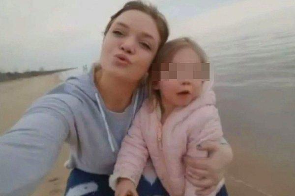 ABD’nin Michigan eyaletinde 22 yaşındaki Justine Johnson, 3 yaşına giren kızı Sutton Mosser bıçaklayarak öldürdü.