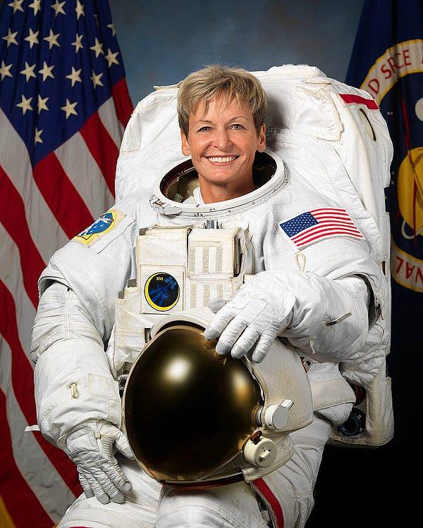 Birden fazla görevde uzayda geçirilen toplam sürede ise astronot Peggy Whitson, 665 günle NASA rekorunun sahibi.