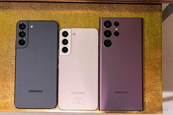 Samsung Türkiye, “Yeni Galaxy S22 Serisi’nde ön siparişe özel fırsatları kaçırma” sloganıyla bir hediyenin de ipucunu veriyor olabilir. Akıllı telefonlar ön siparişe özel kulaklık veya akıllı saat fırsatları sunabilir.