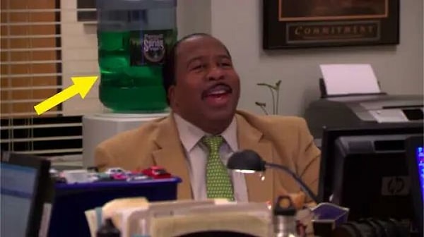 10. На День Святого Патрика вода в кулере для воды в офисе зеленая