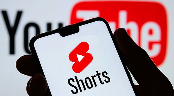 YouTube, yeni yıl için aldığı kararlar arasında Shorts platformunu güçlendirme planlarını da eklemiş. Shorts videolarına doğrudan alışveriş özelliği getireceini açıklayan YouTube, böylece Shorts'un daha çok kullanılmasını, içerik üreticilerine gelir imkanı yaratmasıyla sağlayacak.