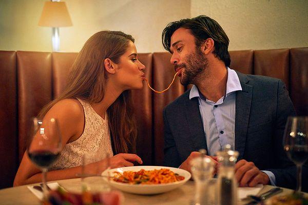 4. Partnerinle son derece romantik bir yemek yiyeceksin. Arkada bu şarkılardan hangisi çalıyor?
