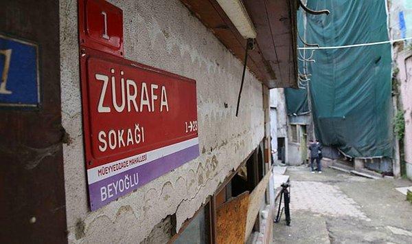 İstanbul Karaköy'de bulunan Zürafa Sokak'taki genelevler geçtiğimiz gün yıkılmaya başlandı. Bölge kentsel dönüşümle kültür ve sanat merkezi haline getirilecek.