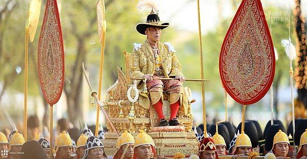 Güney Çin Sabah Gazetesi'nin haberine göre, Kral'ın tacı 7 kilo ağırlığındaydı ve Kral her 500 metrede bir değişen 16 kişi tarafından omuzlarda taşındı.