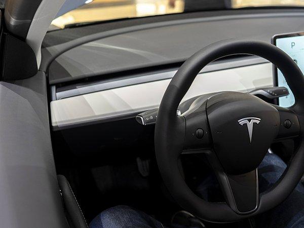 Tesla, yaya uyarı standartlarına uyabilmek için 2019’da Boombox özelliğini kullanmaya başladı.
