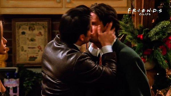 Ancak Joey'le (Matt LeBlanc) Chandler'ın (Matthew Perry) öpüştüğü,