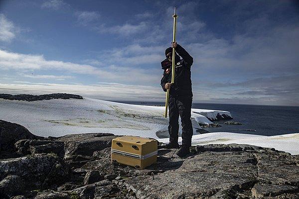Akpınar, "Bizim de Antarktika kıtasında 3 adet GNSS istasyonumuz mevcut. Aynı zamanda biz bu bölgeye bilimsel seferler düzenlediğimizde de jeodinamik noktalarda GNSS gözlemleri gerçekleştiriyoruz. Bu ölçümlerin tamamını kullanarak bu bölge için öncelikli olarak hız alanı, sonrasında ise tektonik hareketliliğin gözlemlenmesi mümkün olacak" dedi.