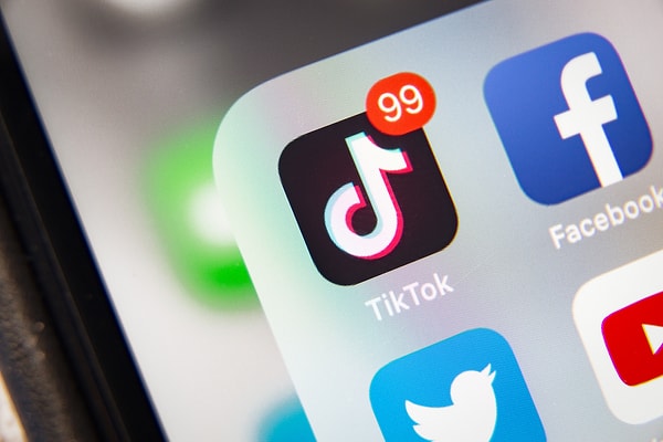 TikTok’un öneri algoritmasının, kullanıcılarının ne tür içerik görmek istediğiyle son derece uyumlu olduğu biliniyor. Kullanıcılar, uygulamaya içerikle ilgilenmediklerini belirtebilir, ancak bunu, yalnızca videoyu görüntüledikten sonra yapabilirler. Ayrıca TikTok, bu tür içerik yayınlayan kullanıcıların platformun canlı video özelliğini kullanmasını yasaklıyor.