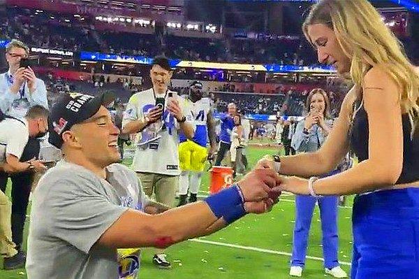 Los Angeles Rams oyuncusu Taylor Rapp, maçın ardından sevgilisine evlenme teklifi etti.