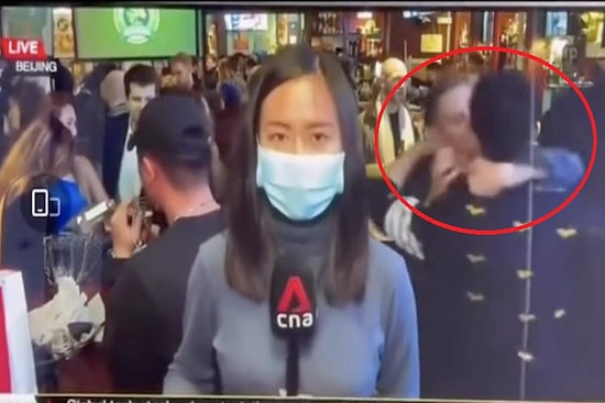 Singapur Televizyon Kanalı Channel News'in Canlı Yayını Sırasında Öpüşen İki Erkek Kadraja Girdi