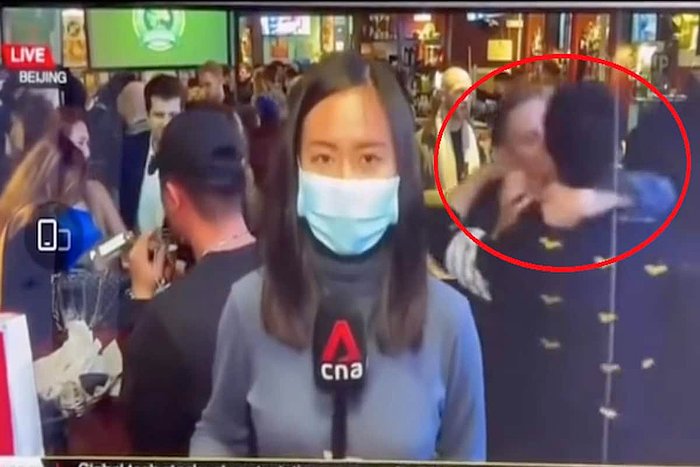 Singapur Televizyon Kanalı Channel News'in Canlı Yayını Sırasında Öpüşen İki Erkek Kadraja Girdi