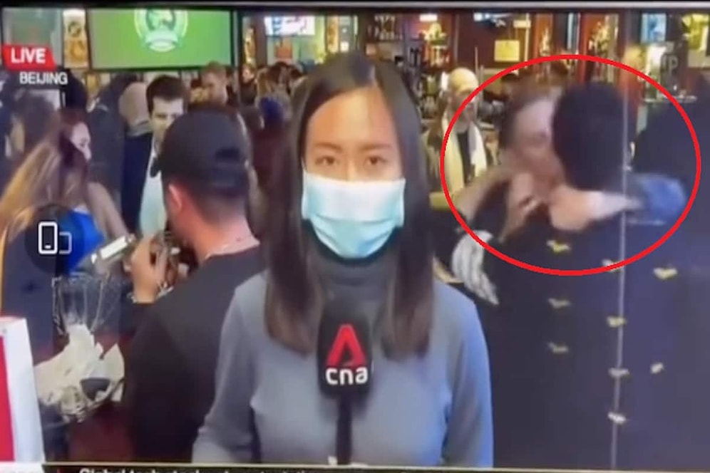 Singapur Televizyon Kanalı Channel News'in Canlı Yayını Sırasında Öpüşen İki Erkek Kadraja Girdi