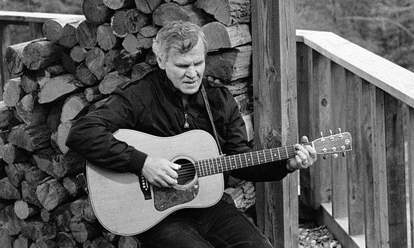 Country müziğin sihirbazı, “flat-picking” tarzını akustik gitarla birleştirip bu enstrümana solo bir anlam kazandıran Watson 2012 yılında 89 yaşında hayata gözlerini yumdu.