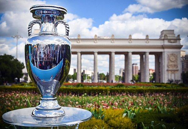 Ayrıca, UEFA'nın 2028 ve 2032 turnuvalarının düzenleneceği yerler için Eylül 2023'te karar vereceği aktarıldı.