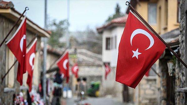 Türk bayrağı hangi değerleri simgeler?