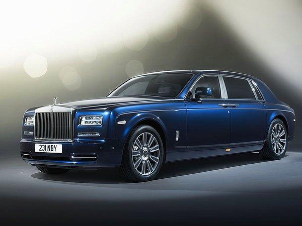 Tabii otele gelirken de Demet'i araçla evden alması var. Araç dediysek Rolls Royce Phantom'dan bahsediyoruz, öyle kolay kolay göremezsiniz.