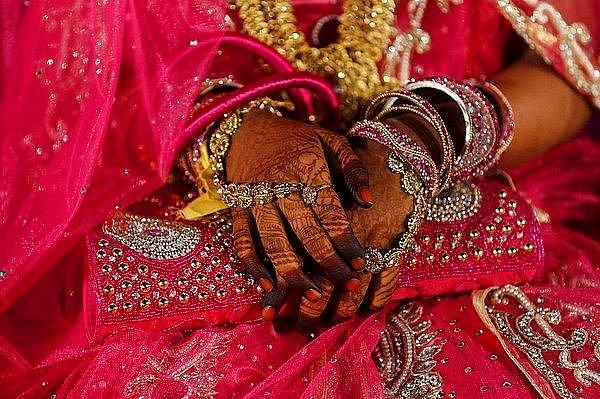 Hindistan’da çok eşlilik bir suç. Bu nedenle de Swain, Evlilik Kanunu'nun 494. maddesini ihlal, dolandırıcılık ve sahtecilikle suçlanıyor.