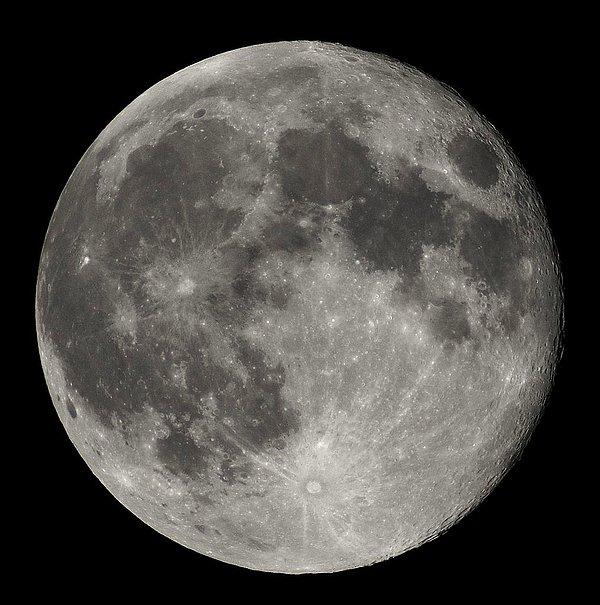 Aberystwyth Üniversitesi'nde fizik öğretim görevlisi olan Dr Tony Cook'a göre Ay bizim için bir tehdit değil.