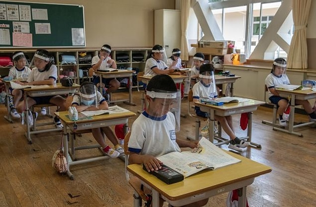 1. Pandemi döneminde en çok sekteye uğrayan alanlardan biri okullardı.