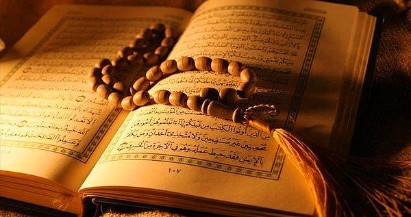 Bakara Suresi'nin 185. ayetinde Kur’an-ı Kerim'in Ramazan ayında indirildiği beyan edilmiştir. Bu yüzden 'Kadir Gecesi'nin Ramazan ayının son on gününe denk geldiği anlaşılmaktadır. Günümüzde Kadir Gecesi, Ramazan'ın 27. gecesi olarak kabul edilir ve Müslümanlar tarafından dualar, ibadetlerle karşılanır.