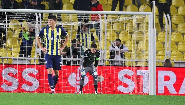 3. golden sonra Fenerbahçeli taraftarlar, "Yönetim istifa" ve "Ali Koç istifa" tezahüratları yaptılar.