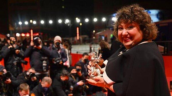 10. 72. Berlinale Uluslararası Film Festivali’nde Altın Ayı'nın sahibi İspanyol yönetmen Carla Simón imzalı "Alcarràs" oldu.