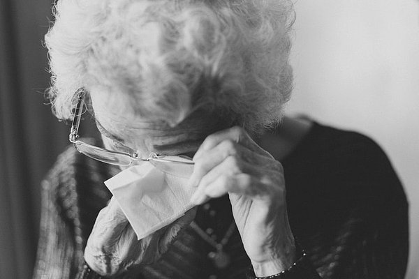 Sevdiklerimizin alzheimer ve demans hastalığına yakalandığı zaman hayatlarını yavaş yavaş hafızalarından silmesi hepimizin içini acıtıyor.