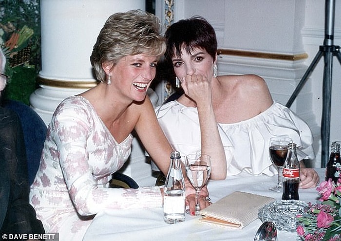 Редкие снимки знаменитостей из коллекции cветского фотографа, на которых селебрити веселятся на вечеринках и сплетничают в углу