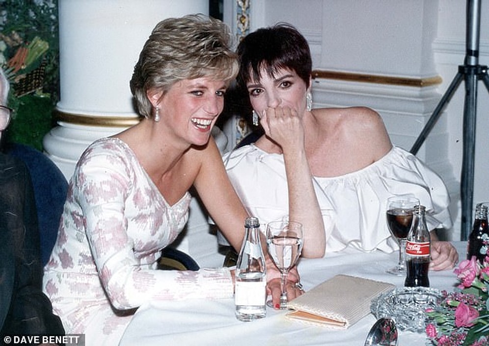 Редкие снимки знаменитостей из коллекции cветского фотографа, на которых селебрити веселятся на вечеринках и сплетничают в углу