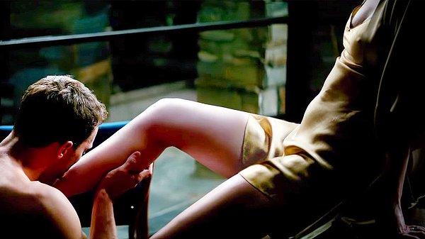 27. Grinin Elli Tonu'nun çekimleri sırasında, Dakota Johnson, Jamie'ye iç çamaşırını çıkarmanın "narin ve daha şehvetli bir yolunu" öğretti.