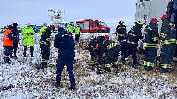 3. Konya'da bir tur otobüsünün buzlanma ve tipi nedeniyle şarampole devrilmesi sonucu 5 kişi hayatını kaybederken, 42 kişi de yaralandı.