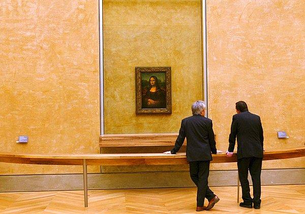35 binden fazla tablonun sergilendiği Fransa'daki Louvre Müzesi'nde kurşungeçirmez cam ile korunan tek tablo olan Mona Lisa'nın bu kadar ünlü olmasının ardında gizemli bir geçmiş, pek çok hırsızlık girişimi ve elbette Leonardo da Vinci var!