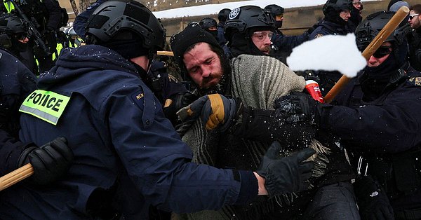 14 Şubat tarihinde ise Trudeau, göstericileri dağıtmak için daha önce hiç yaşanmamış bir hamleyle acil durum önlemi aldı ve polis, şehir merkezini kapatan protestocuları tutuklamaya başladı.