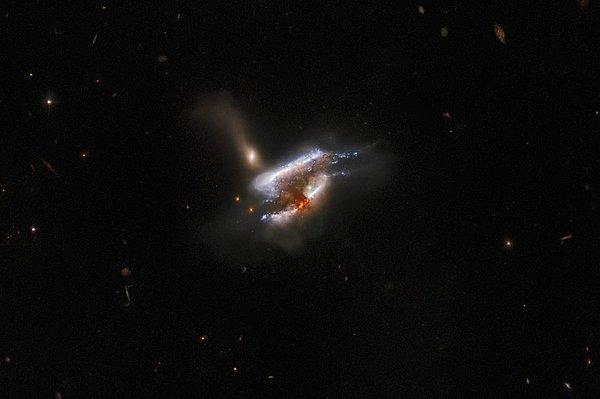 5. NASA'nın Hubble Uzay Teleskobu, birbirine giren üç galaksiyi görüntüledi.