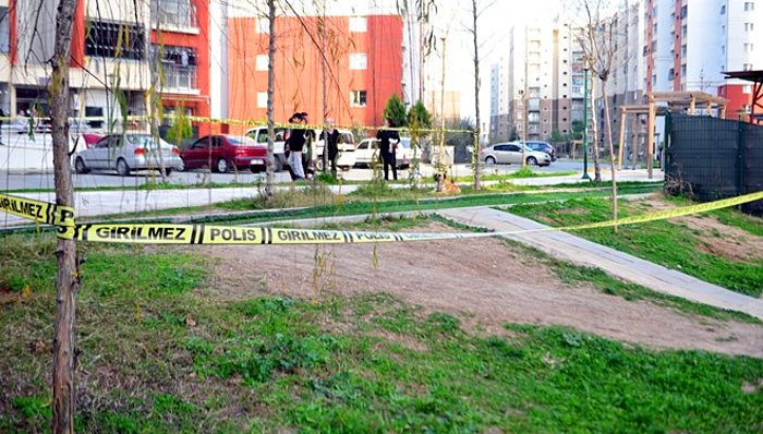 Takıntılıymış! Bıçaklı Saldırgan 17 Yaşındaki Genci Öldürdü, Sevgilisini Yaraladı