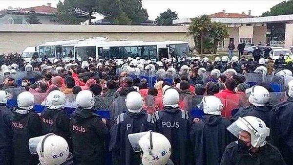 İşten çıkarılmalarına tepki gösteren işçiler günlerdir eylem yapıyordu. Eylem geçtiğimiz gün Anadolu Grubu’nun Yönetim Kurulu Başkanı Tuncay Özilhan’ın evinin önünde devam etmişti.