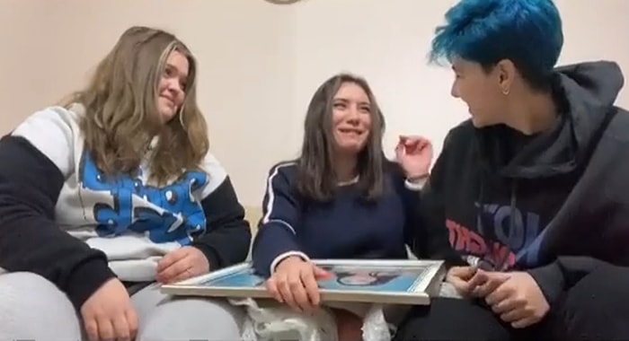 Babası Vefat Eden Arkadaşlarına Babasıyla Birlikte Olan Fotoğrafını Tablo Yaptıran Gençlerden Duygusal Hediye