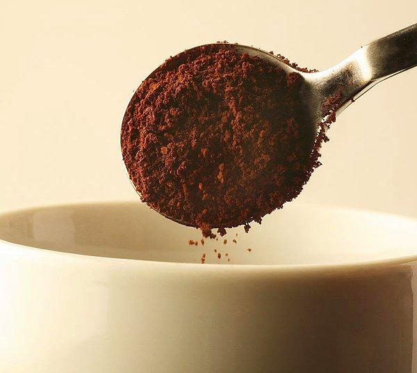 Granül kahve üretiminde temel olarak iki yol izlenir: Bunlardan ilki spreyle kurutma diğeri ise dondurarak kurutmadır. Spreyle kurutmada kahve özü ısıtılmış tankların içerisine sprey gibi sıkılır. Bu işlemde kahve özü un kıvamına gelir ve ardından kimyasal sürece uğrayarak granül kahveye dönüşür.