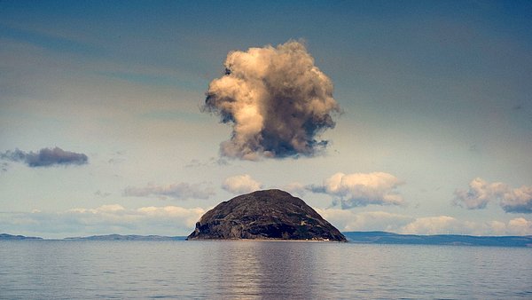 Resmi Curling maçlarında kullanılan taşlar, İskoçya'nın Ailsa Craig adasında ve Galler'deki Trefor bölgesinde bulunan granit kayalardan yapılıyor.