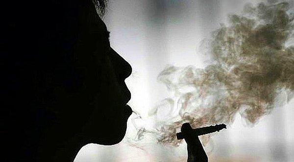 Erkek öğrencilerle elektronik sigara karşılığında birlikte olmayı teklif eden kadın hakkında ise soruşturma açıldı.