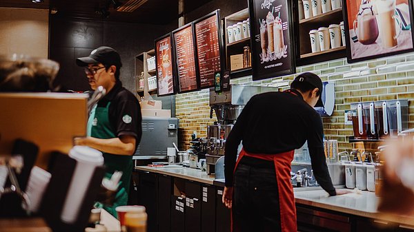 18 yaşındaki kadın, büyük kahve zinciri Starbucks'a girdikten sonra ardından başka biri daha mekana girdi.