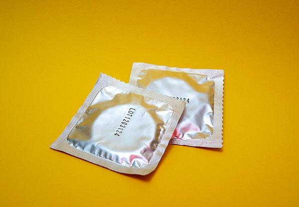 7. "En son başıma gelen: Yatak odasındaki çekmecesinde çok uzun zamandır orda duran üç tane prezervatif vardı...