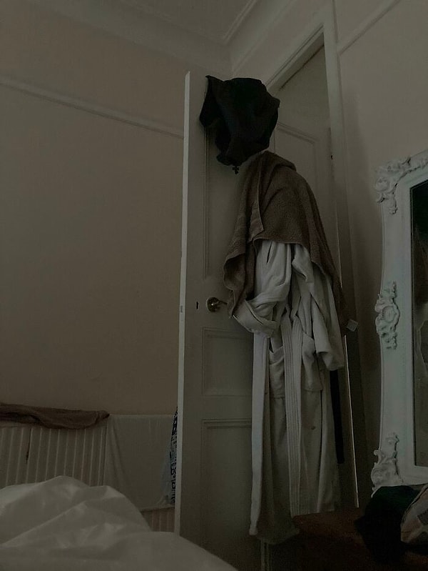 14. Внимательно смотрите, как вы ставите одежду рядом с вами. Иначе ночтю вас будет ждать сюрприз